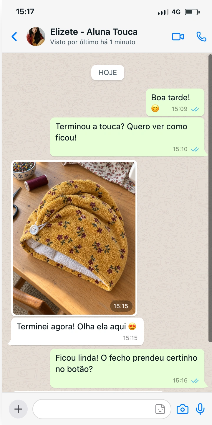 Conversa no WhatsApp com a aluna Elizete mostrando a touca toalha amarela floral que ela costurou